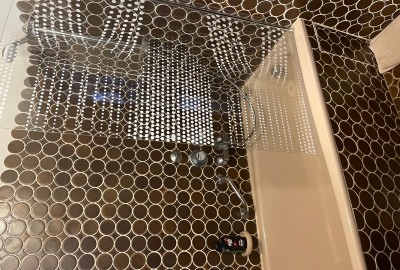 Badewanne mit Duschabtrennung